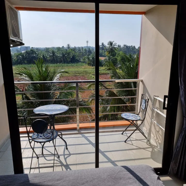 Квартира с большим бассейном и теннисным кортом рядом с пляжем