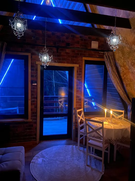 Архитектурный дом A-freim с безграничным окружением природы и речки