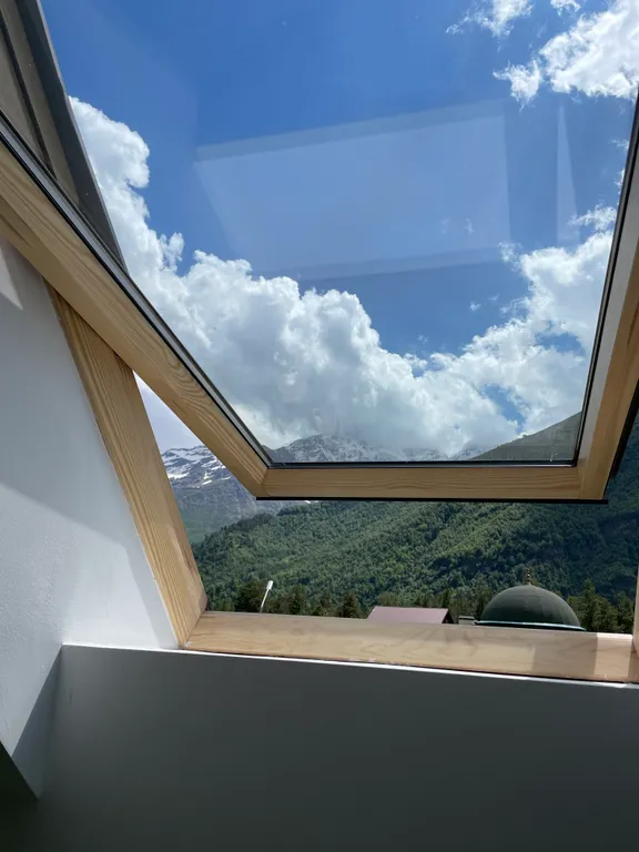 Новый коттедж с витражными окнами в центре