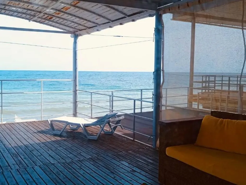 Эллинг нa беpeгу моpя