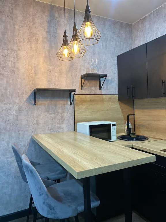 Уютная современная квартира с парящей кроватью с подсветкой