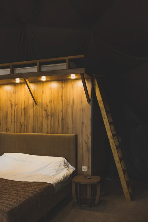 Уютный купольный домик на берегу пруда