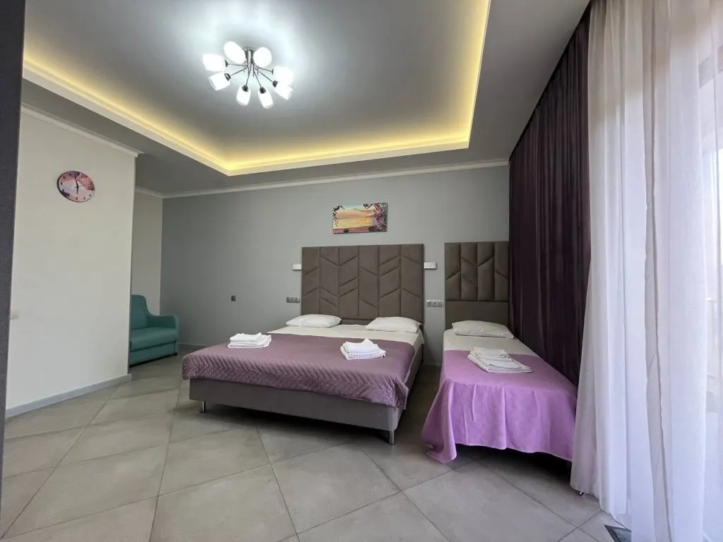 Уютный номер в отеле с ухоженной территорией на берегу моря