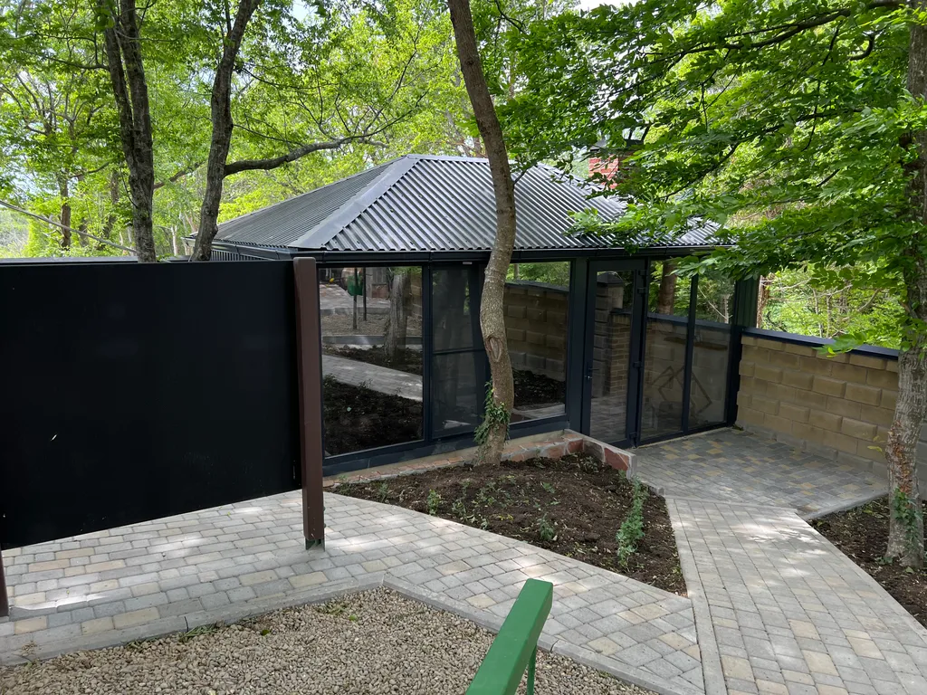 Домик в лесу с верандой и видом на море