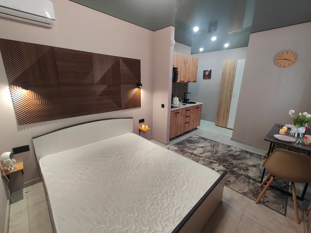 Квартира Потрясающая Студия напротив Терминала в центре Нефтяников — Омск