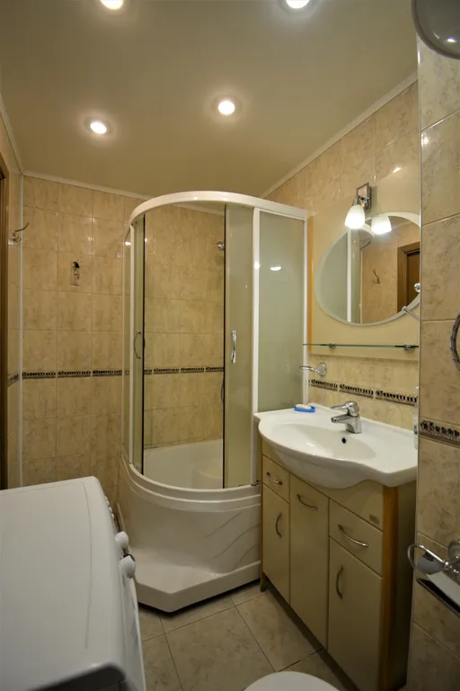 Двухкомнатная квартира с раздельными комнатами балконом и лифтом