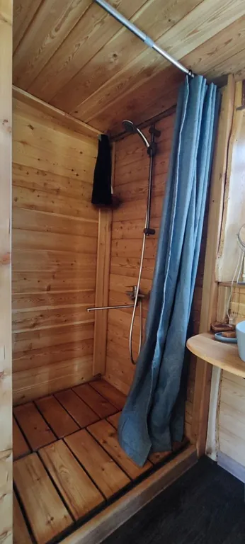 Дом-берлога в лесу с видом на горы