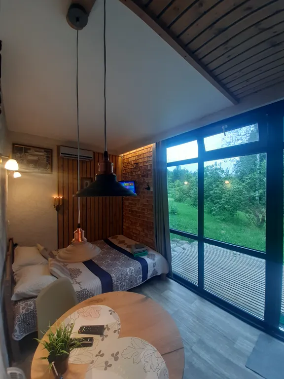 Уютный домик у реки