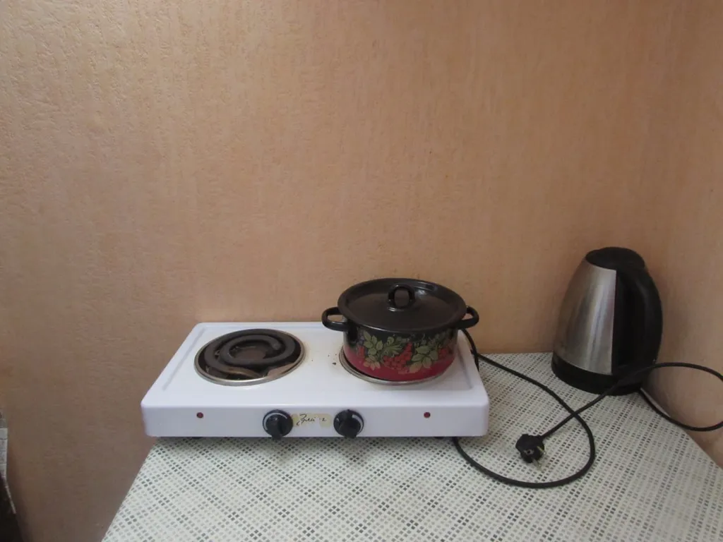 Удобная комната с кухней-прихожей, сан. Узлом, с входной железной дверь