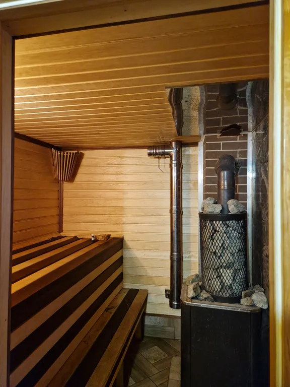 Бревенчатый новый дом с баней и банным чаном