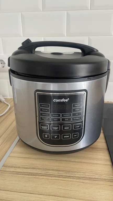 Современная студия для отдыха с видом на бассейн