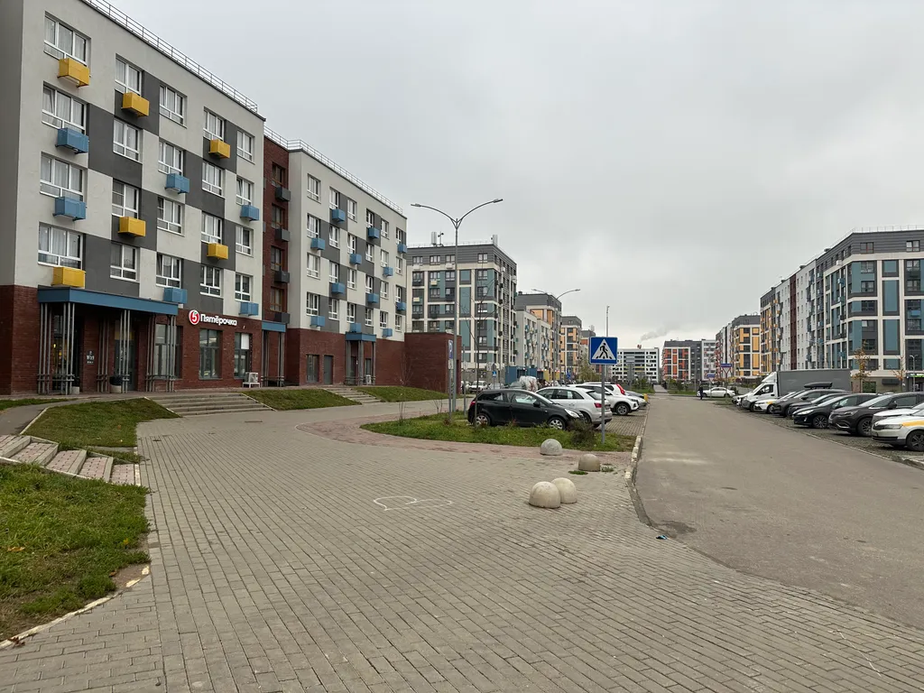 Дизайнерская евродвушка с ванной в тихом районе