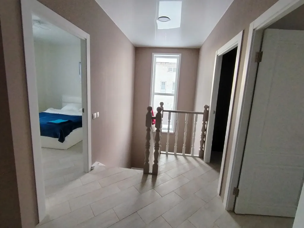 Уютный дом у реки