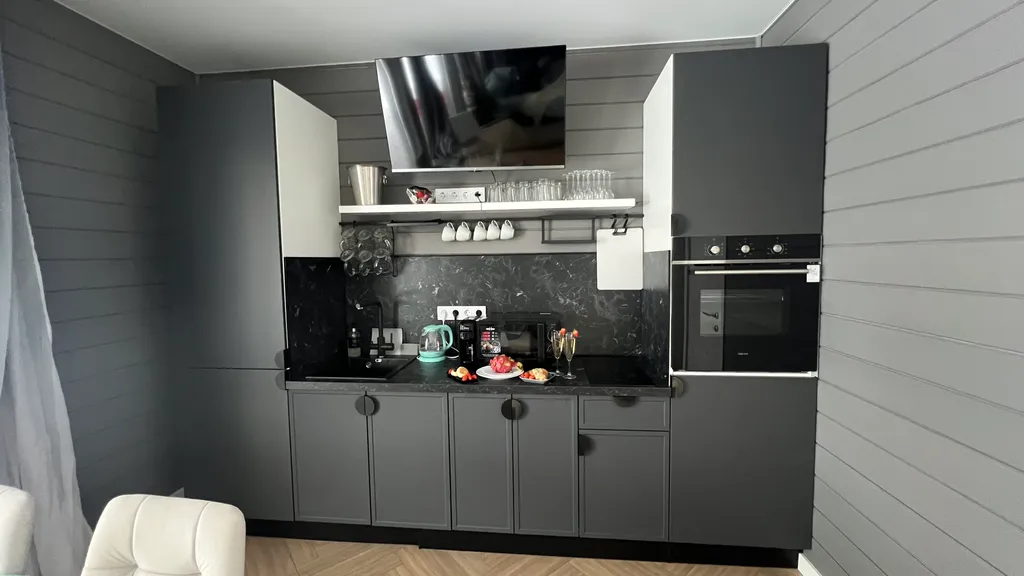 Grey House с дикими зайцами