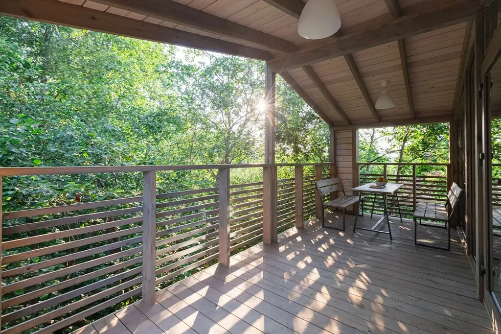 Коттедж с камином и большой террасой