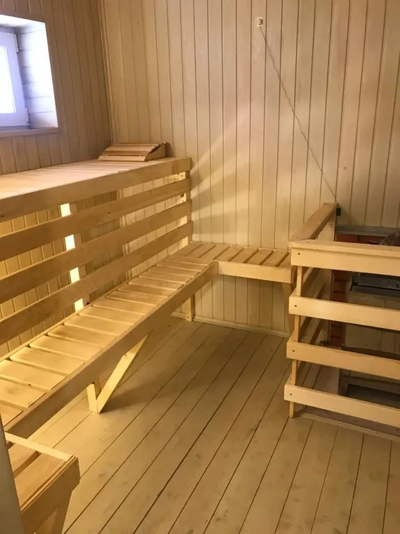 Трёхэтажный дом на берегу Волги