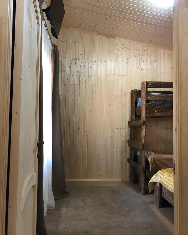 Коттедж Отделенный деревьями от других новый дом с полноценной кухней — Архыз