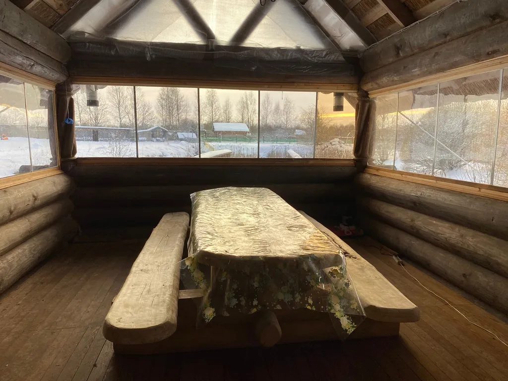 Деревянный дом с соломенной крышей и высокими потолками