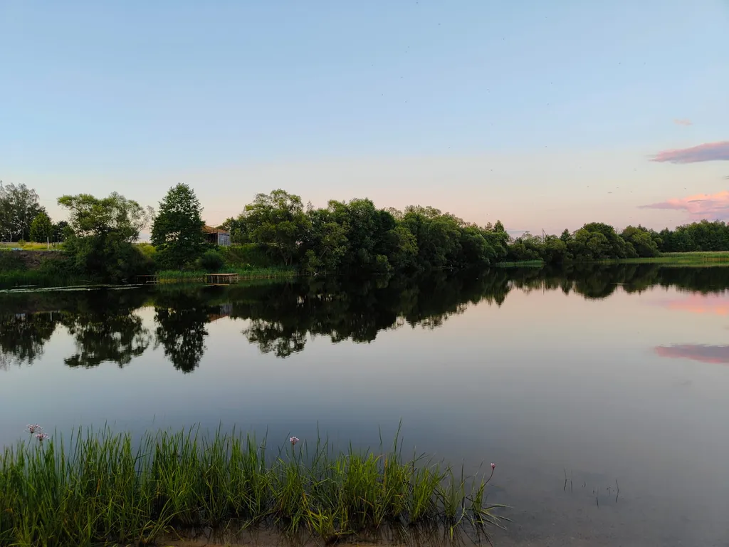 Уютный дом на берегу живописного озера
