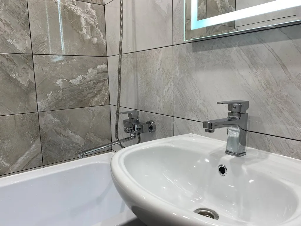 Чистая и современная квартира с видом на горы в центре города