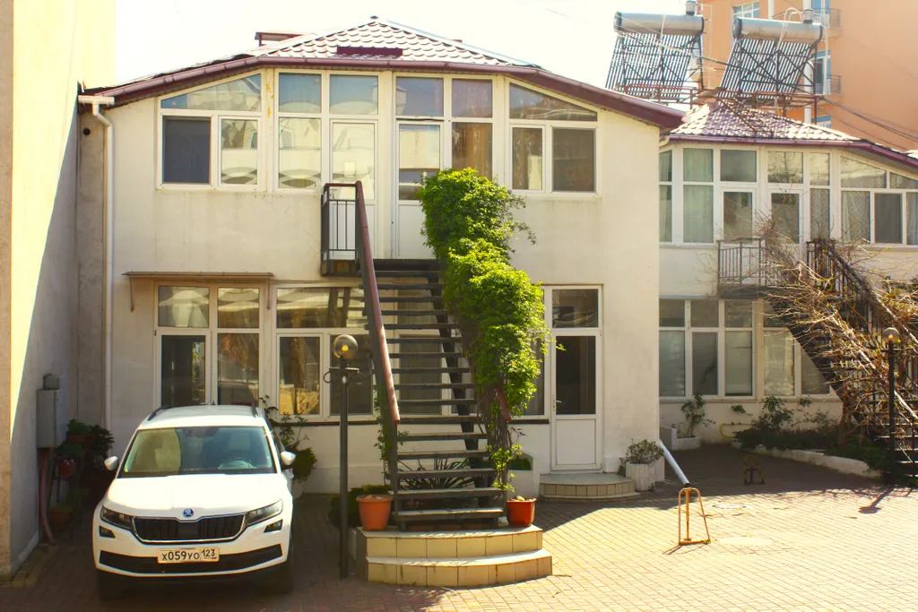 Семейный апартамент с зеленым патио у моря