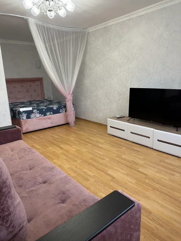 Элитный дом с живописным прудом во дворе