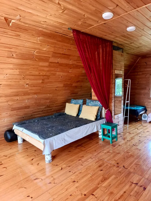 Домик в деревне на берегу реки