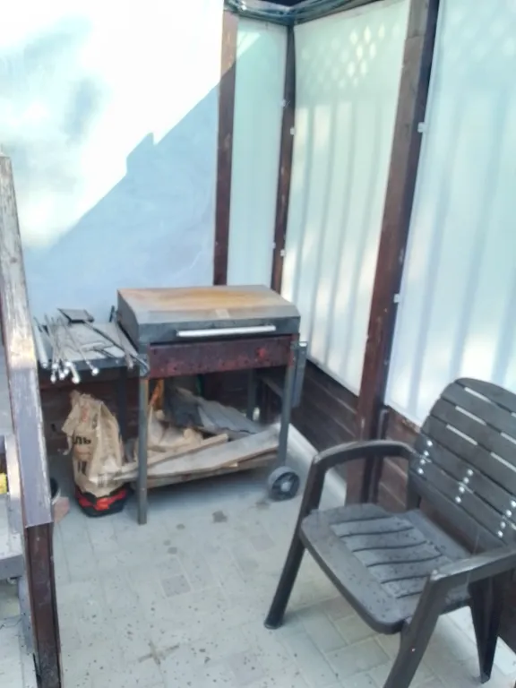 Часть дома с двором и мангалом