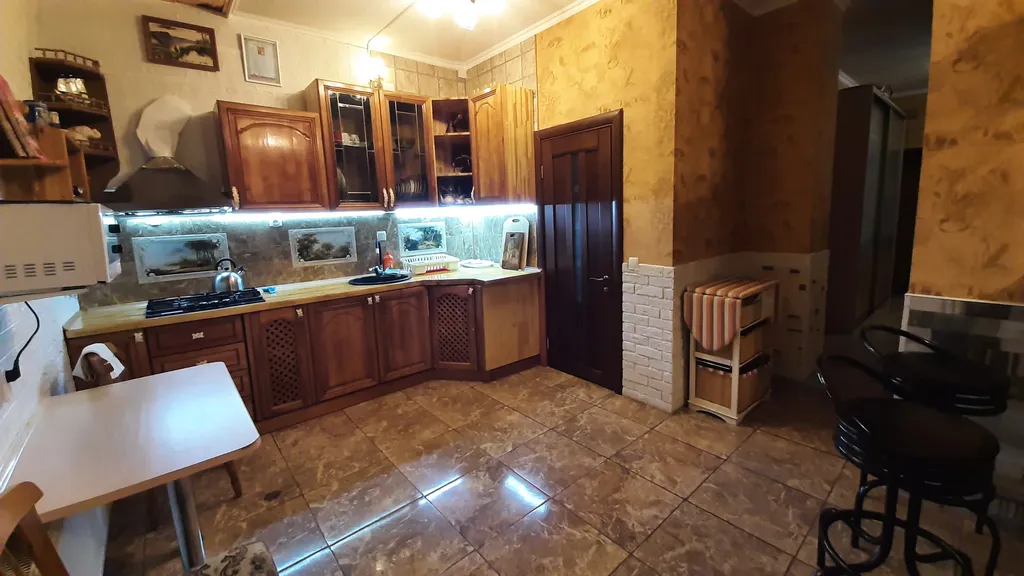 Дом с бассейном недалеко от моря