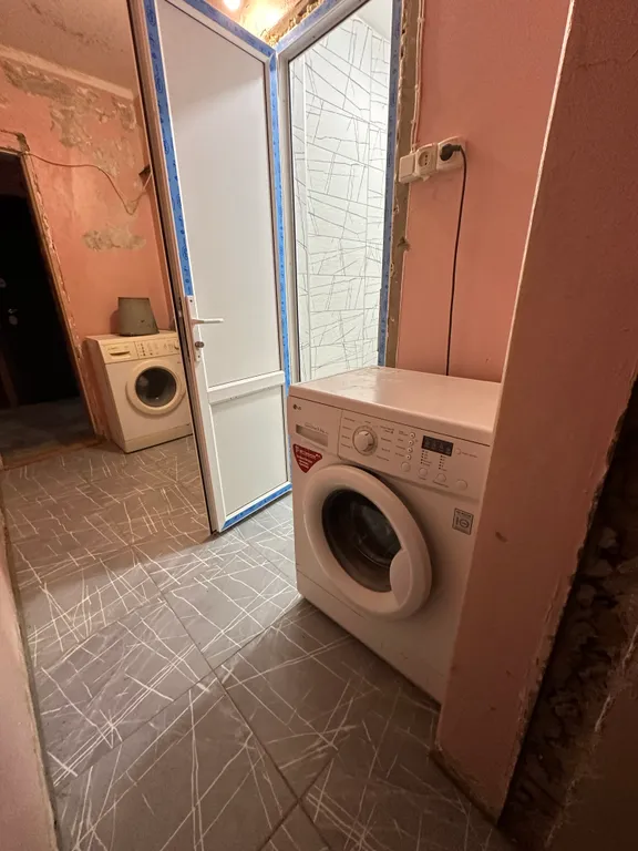 Уютная приятная комната с видом на город