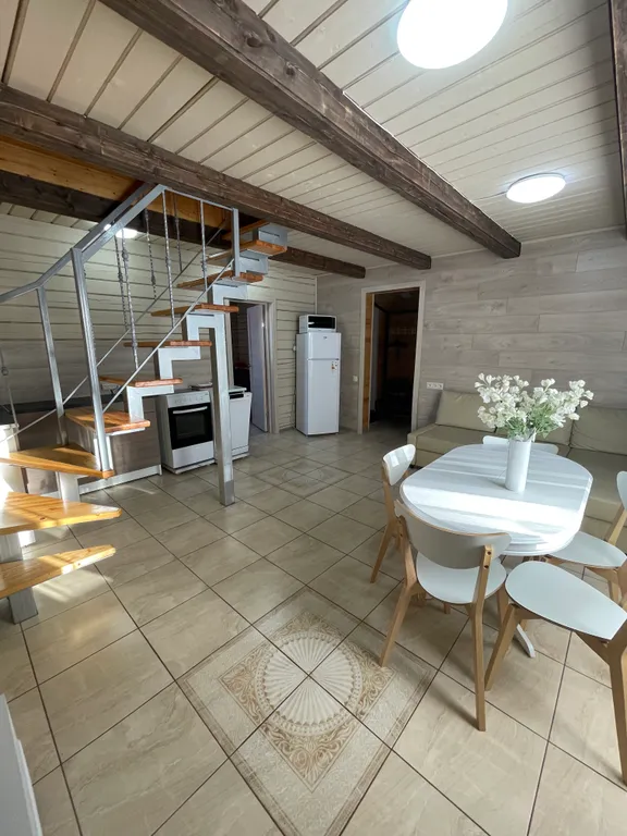 Небольшой уютный дом рядом с пихтовым лесом