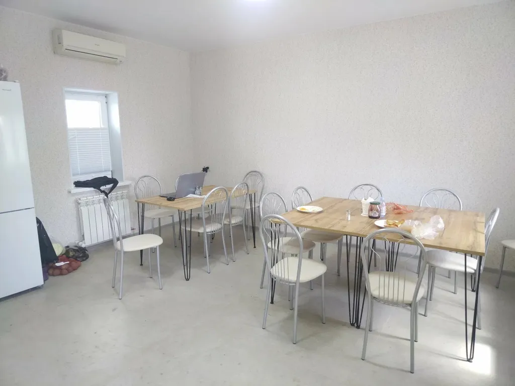 Дом с террасой около бассейна