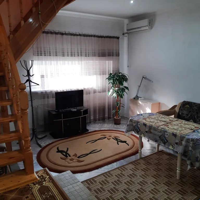 Половина двухэтажного дома у моря