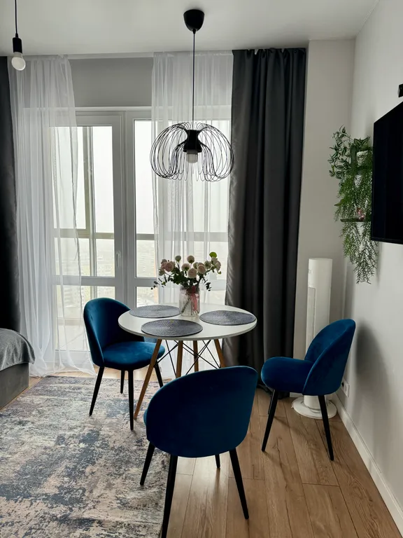 Синяя студия с панорамным окном и видом на закат