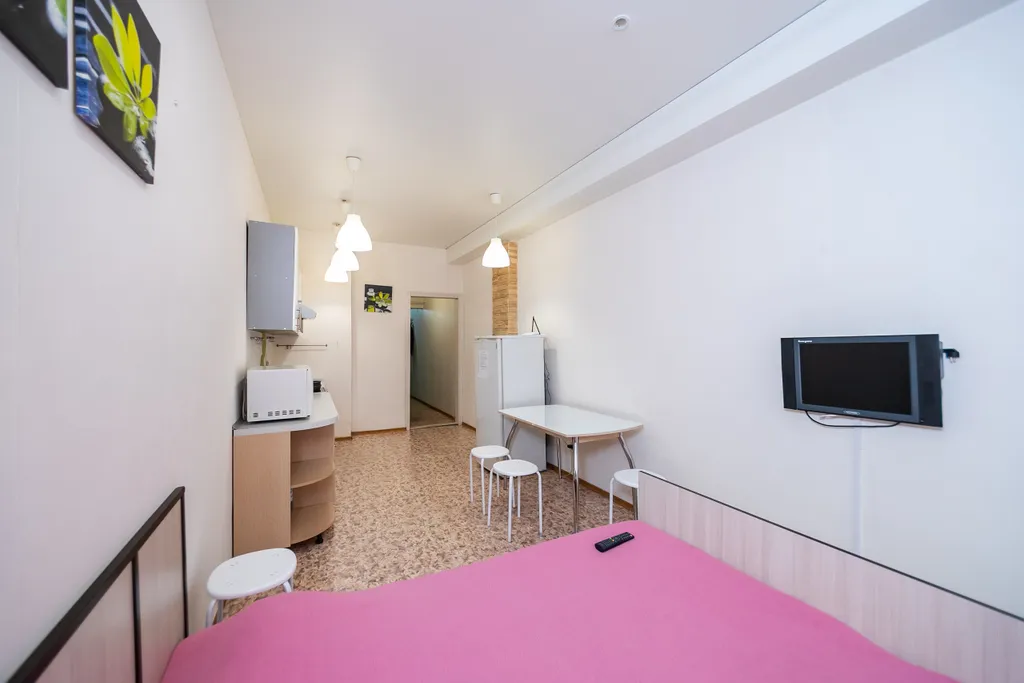 Большая студия с потолками 3 метра и Smart TV