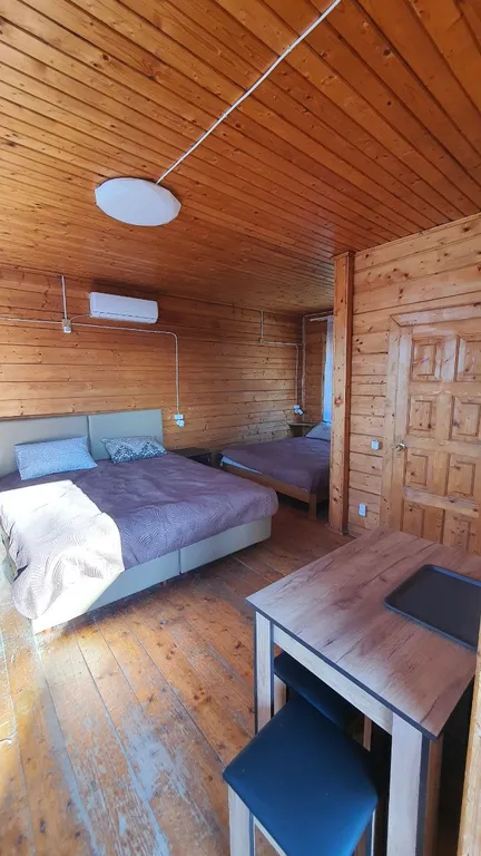 В доме на берегу моря отдельный этаж,  30 метров от моря