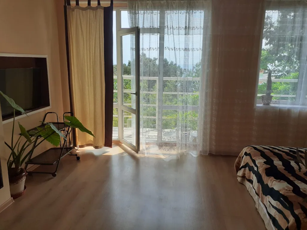 Дом 2 уровня со своим двором