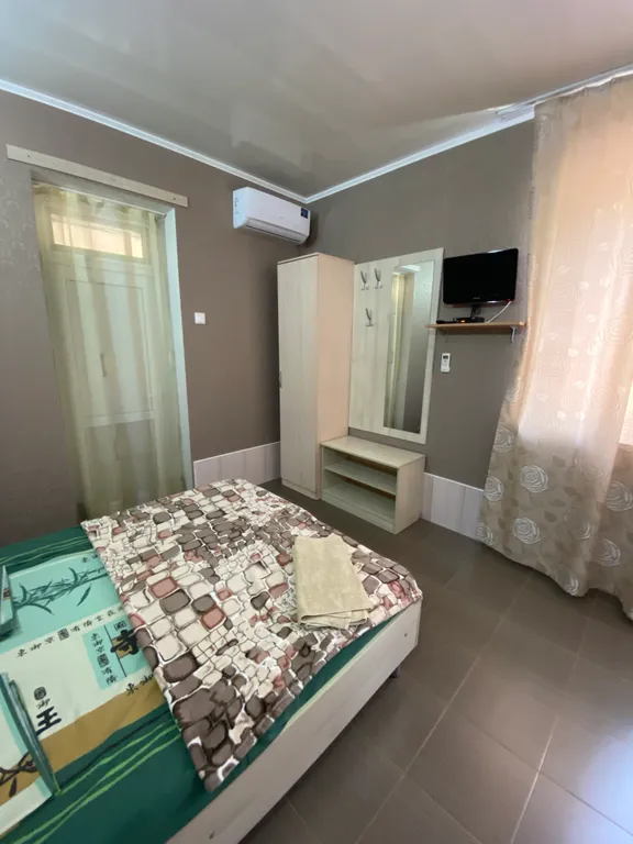 Комната в частном доме с отдельной кухней