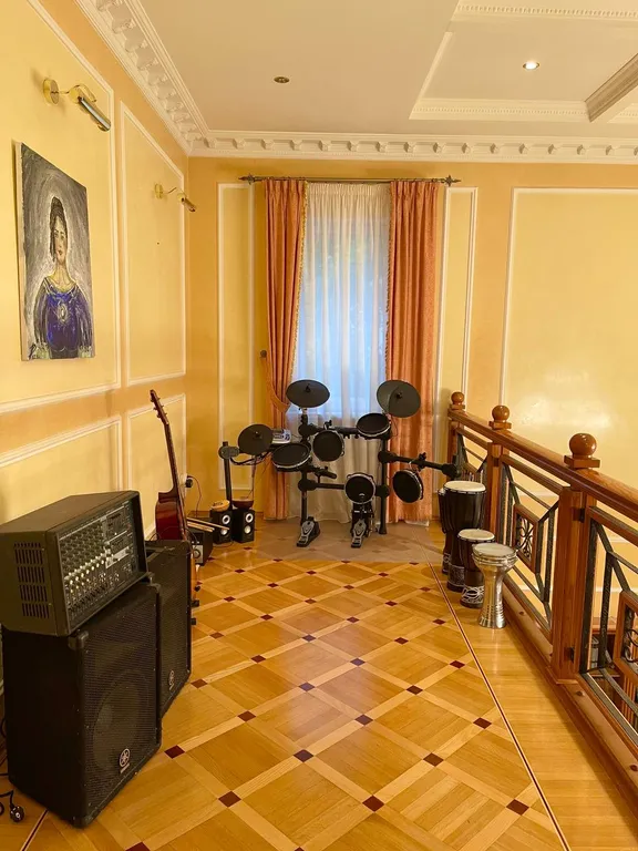 Котедж в классическом стиле с бассейном, сауной, бильярдом