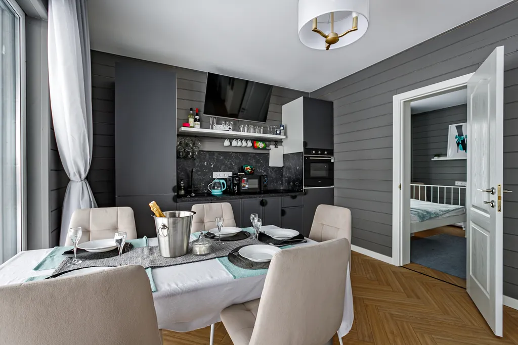 Grey House с дикими зайцами