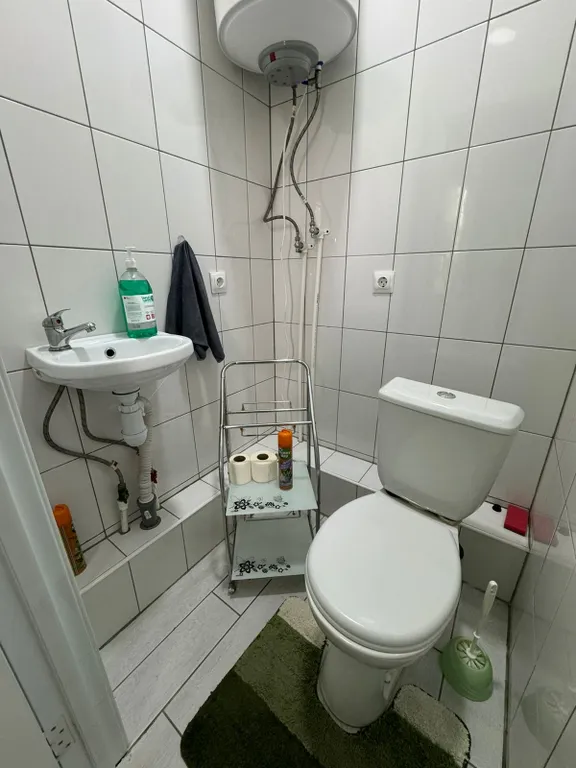 Шикарная студия с выходом на собственную крышу с садовой мебелью