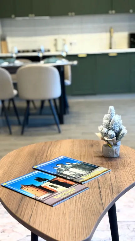 Уютный дом с панорамными окнами рядом с озером