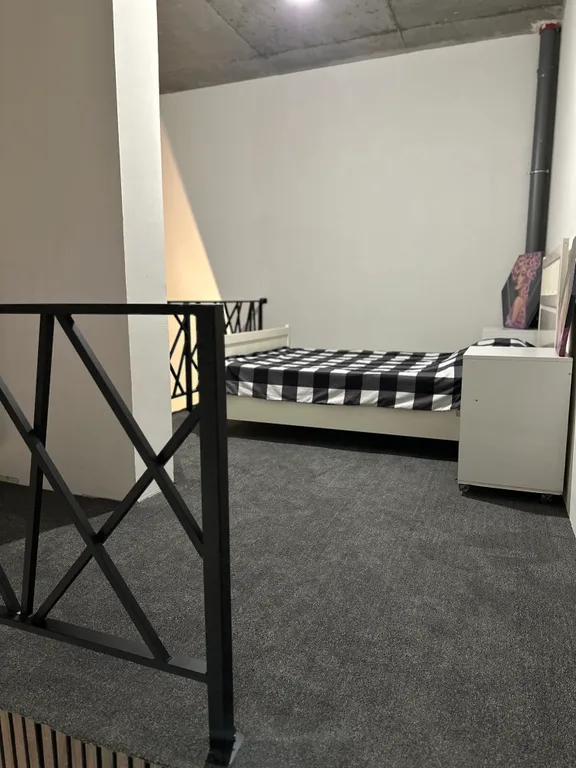 Двухуровневый лофт с 7-метровыми потолками и панорамными окнами