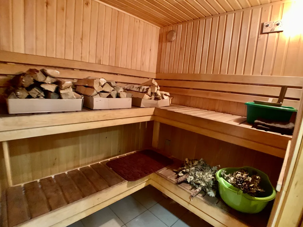 Коттедж на на берегу озера с банями и купелью