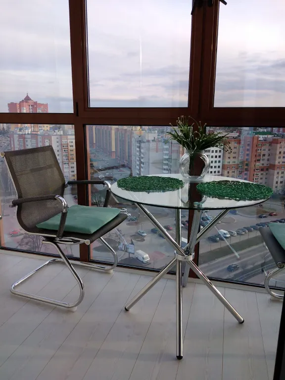 Студия с панорамной лоджией в центре города