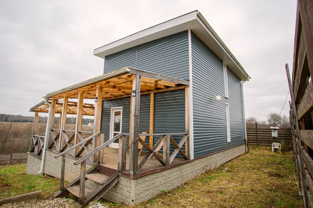 Дом на берегу реки