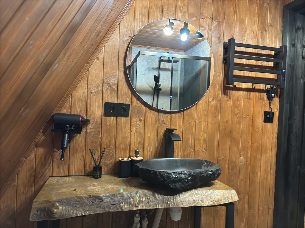 Дом афрейм с видом на горы и пруд