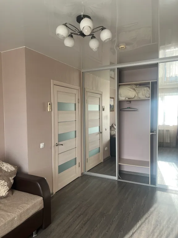 Квартира с диваном и балконом от 3-ех суток