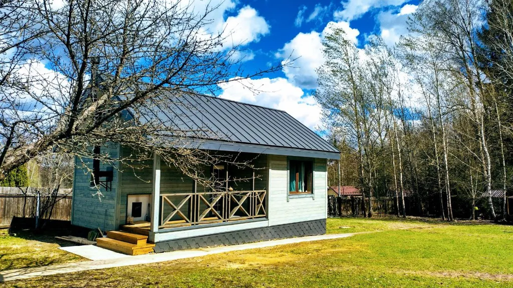 Уютный дом в лесу рядом с речкой