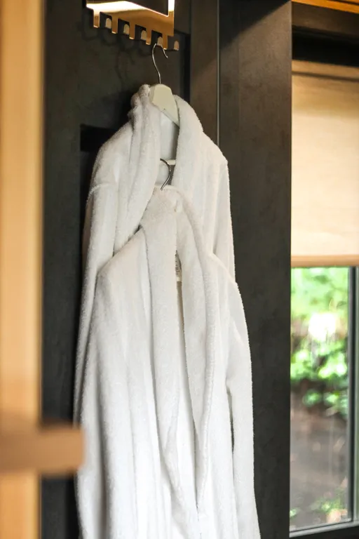 Треугольный домик на склоне горы над ручьём